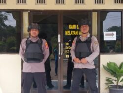 Perkuat keamanan Mako, Personil Piket Polsek Cibeber Polres Cilegon laksanakan Sispam Mako dalam bertugas