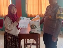 Peran Aktif Bhabinkamtibmas Polsek Ciwandan Polres Cilegon Dampingi Petugas Pelaksanaan Penyaluran Bantuan