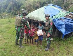 Satgas Mobile Yonif 323 Bawa Keceriaan Untuk Anak Papua