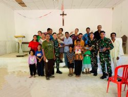 Satgas Yonarmed 11 Kostrad Bagikan Alkitab dan Bacaan Rohani Untuk Gereja Katolik Di Sebatik Barat
