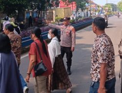 Anggota Polsek Rangkasbitung Polres Lebak Sebrangkan Jemaat Gereja Santa Maria Tak Bernoda Usai Ibadah Kenaikan Isa Almasih 2025