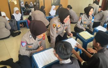 Polres Karawang Melaksanakan Kegiatan Polwan Siaga Di Hari Jumat