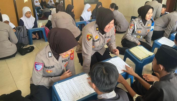 Polres Karawang Melaksanakan Kegiatan Polwan Siaga Di Hari Jumat