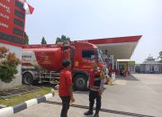 Agar selalu tertib dalam antri pengisian BBM, Personil Polsek Tempuran Tadi siang Himbau karyawan dan konsumen SPBU
