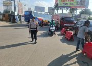 Personel Polsek Cikupa Laksanakan Pengaturan Lalu Lintas Sore Hari di Simpang Cikupa Mas