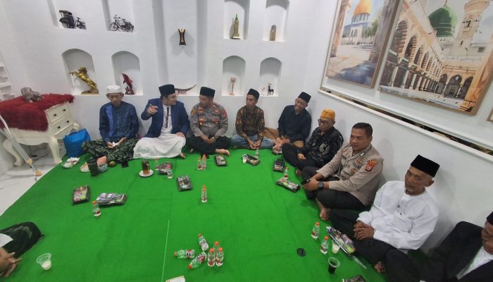 BHABINKAMTIBMAS POLSEK BANJARSARI MELAKSANAKAN PENGAJIAN BERSAMA TOKOH MASYARAKAT DESA CIRUJI KECAMATAN BANJARSARI KAB LEBAK