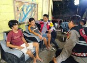 Anggota Polsek Batujaya Sambangi Masyarakat Desa Batujaya yang melaksanakan Giat Siskamling untuk di ajak Ngawangkong