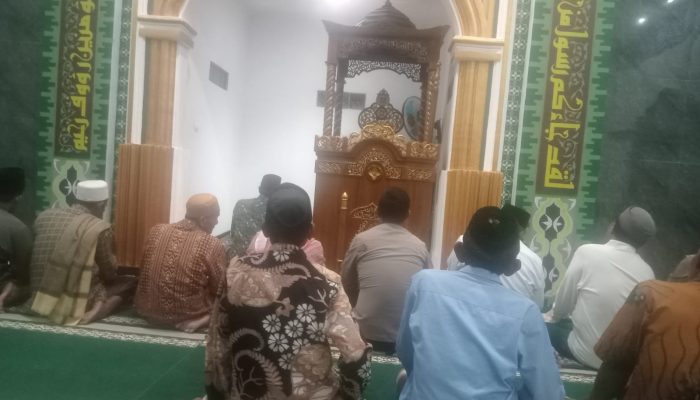 Polsek Sajira Polres Lebak Melaksanakan Shalat Subuh Berjamaah di Masjid Baiturachim Kec. Sajira