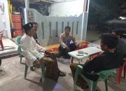 Sambangi Warga Saat Ronda Malam, Bhabinkamtibmas Polsek Klari dialog Kamtibmas di Perum Terangsari