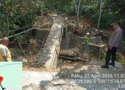 Kapolsek Rangkasbitung Polres Lebak Cek Pembangunan Jembatan Merah Putih Presisi di Kampung Cikaduen