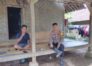 Bhabinkamtimas Polsek Cimarga Polres Lebak Menjalin Tali Silaturahmi Kedekatan Warga Di Desa Sangkanmanik