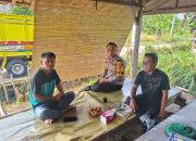 Anggota Polsek Cimarga Polres Lebak Sambang Warga Desa Binaanya