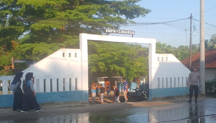 Pelayanan Prima, Anggota Polsek Cimarga Polres Lebak Menyebrangkan Siswa-Siswi SMPN 1 Cimarga