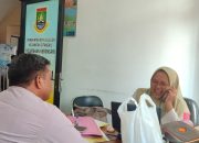 Bhabinkamtibmas Polsek Ciwandan Bantu Pelayanan Masyarakat Dikantor Kelurahan.