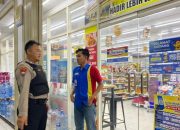 Bhabinkamtibmas patroli dialogis menyapa kasir indomart dan sampaikan himbauan kamtibmas