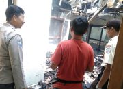 Personil bhabinkamtibmas bantu damkar padamkan kebakaran rumah kosong di perumahan ks kelurahan kotabumi
