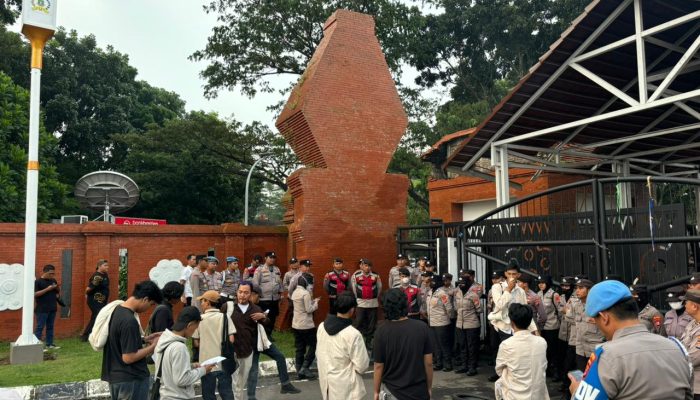 Satbrimob Polda Banten Terjunkan Satu Kompi PHH Amankan Aksi Unras DEMA UIN SMH Banten dan SMV
