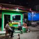 Pastikan Lingkungan Binaan Aman, Bhabinkamtibmas Polsek Klari Patroli Pemukiman Warga di Pos Ronda