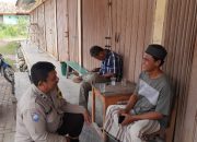 Personil Bhabinkamtibmas Sapa Warga Lingkungan Pasar Bunder, Sosialisasikan Layanan Call Center 110