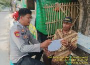 Polisi Batujaya mensosialisasikan QR Code Div Propam Polri kepada Masyarakat Batujaya