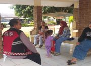 Anggota Polsek Batujaya melaksanakan Sambang dan Silaturahmi kepada Masyarakat di siang hari
