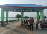 Anggota Polsek Batujaya Ciptakan Keamanan Objek Wisata Pantai Pulau Putri Cikeong di hari Libur Panjang