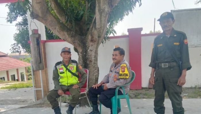 Personel Polsek Telukjambe Barat Berikan Penyuluhan Kamtibmas kepada Anggota Linmas Desa Karangmulya  ‎
