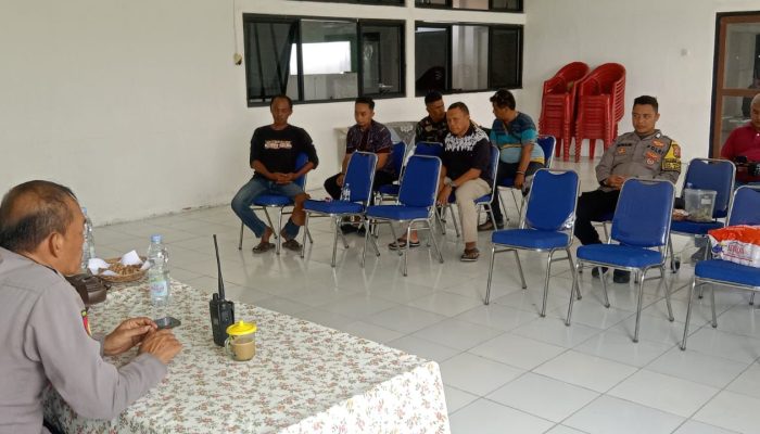 Anggota Polsek Banyusari Menghadiri Persiapan Acara Hajat Bumi di Desa Gembongan