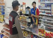 Personil Polsek Tegalwaru Edukasi Humanis Warga di Minimarket Loji Agar Waspada Pada Patroli Siang