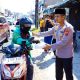 Aksi Humanis Jum’at Berkah, Kapolres Karawang AKBP Fiki N. Ardiansyah Berbagi Paket Makanan di Perempatan Johar