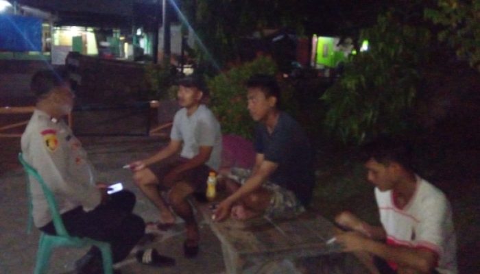 Sinergi Bhabinkamtibmas Polsek Klari Bersama Warga Lewat Jaga Kamtibmas Ronda Malam
