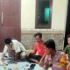 Duduk Santai Bersama Warga Bahas Kamtibmas,Personil Reskrim Aipda Linggar & Bhabinkamtibmas Brigpol Andri Sosialisasi Call Center 110