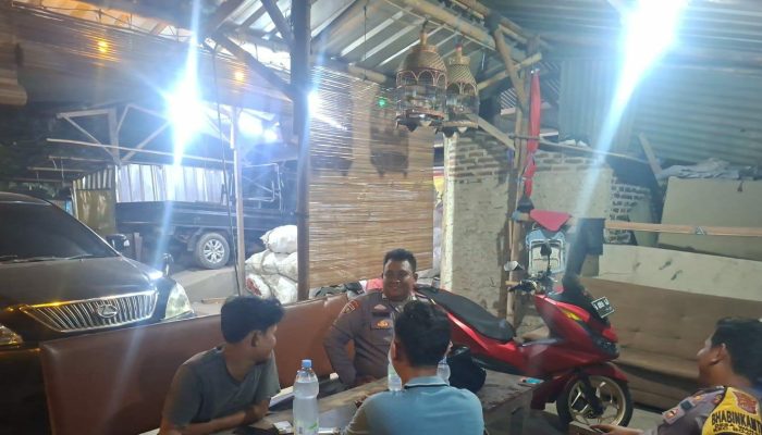 Kebersamaan Jadi Kunci Cegah Gangguan Lingkungan, Bhabinkamtibmas Polsek Bojonegara Bripka Tri & Briptu Alang Perkuat Guyub Rukun Warga Wanakarta