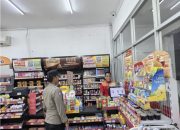 Humanis Pesan Waspadai C3 Jadi Atensi Patroli Malam Personil Polsek Tegalwaru di Minimarket Loji