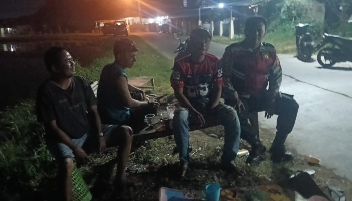 Bersama Jaga Kamtibmas, Bhabinkamtibmas Polsek Telagasari Gelar Ronda Bersama Warga 