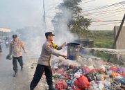 RESPON CEPAT, KAPOLSEK CIKANDE TURUN LANGSUNG PADAMKAN KEBAKARAN SAMPAH DI JALAN RAYA SERANG-TANGERANG