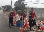 Pasca kebakaran, Polsek Cikande dan Kecamatan Cikande langsung bersihkan tumpukan sampah di Jalan Raya Serang–Tangerang