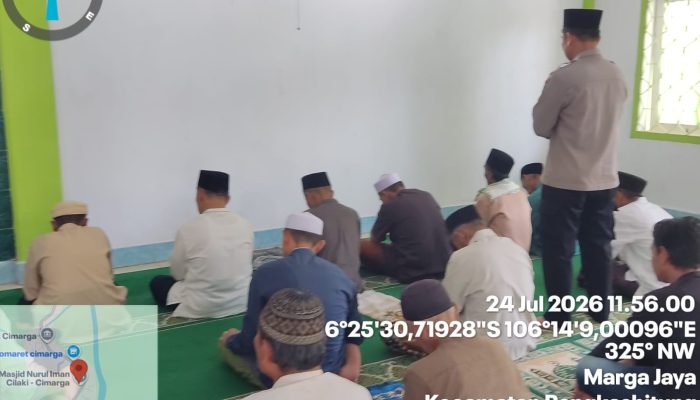 Kapolsek Cimarga Polres Lebak Dan Anggota Melaksanakan Shalat Jumat Dalam Giat Jumling