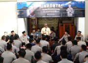 Kapolresta dan Seluruh Jajaran Polresta Karawang Ikuti Pengajian Binrohtal di Masjid Miftahul Hidayah