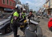 Satlantas Polresta Karawang Sigap Bantu Pengendara yang Alami Motor Mogok, Derek Motor ke SPBU Terdekat