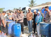 Polres Cilegon Salurkan 16 Ton Air Bersih, Hadir Ringankan Warga Pulomerak di Tengah Kemarau