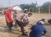 Bhabinkamtibmas Desa Pinayungan Monitoring Kerja Bakti Pengecoran Lapangan Sambut HUT Kemerdekaan RI ke-81