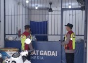 Pastikan Pusat Gadai dan Pertokoan Loji Aman, Dia Personil Polsek Tegalwaru Patroli Siang