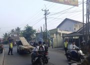Pastikan Lalulintas Aman dan Lancar, Personil Polsek Tegalwaru Gelar Pengaturan dalam Giat Sapa Pagi