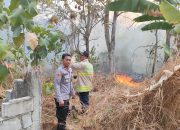 Respon Cepat, Polsek Purwakarta Bersama Damkar Padamkan Api Kebakaran di Lingkungan Panesepan
