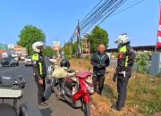 Satlantas Polresta Karawang Bina Etika Berlalu Lintas Kepada Pengendara Motor demi Budayakan Budaya Kamseltibcarlantas