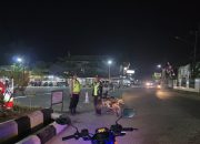 Personil Polsek Tegalwaru Gelar Patroli Malam Depan SPBU Loji Pastikan Jalan Pangkalan – Loji Aman