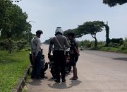 Budayakan Kamseltibcarlantas, Satlantas Polresta Karawang Bina Etika Berlalu Lintas Kepada Pengendara Motor di Jalan Raya