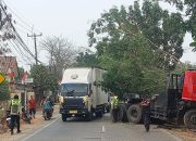 Trailer Menabrak Pohon di Jalan Raya Badami, Sopir Dilarikan ke RSUD Karawang
