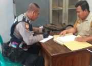Bhabinkamtibmas Polsek Jatisari Sambangi Panitia Pemilihan BPD Desa Barugbug di Ruang Kerja